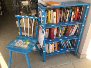 Buchregal und Sessel